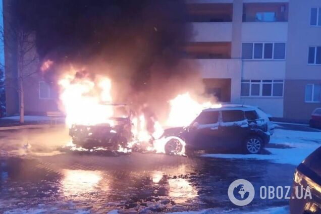 Під Києвом у дворі ЖК згоріли три автомобілі: справою зайнялась поліція. Фото та відео