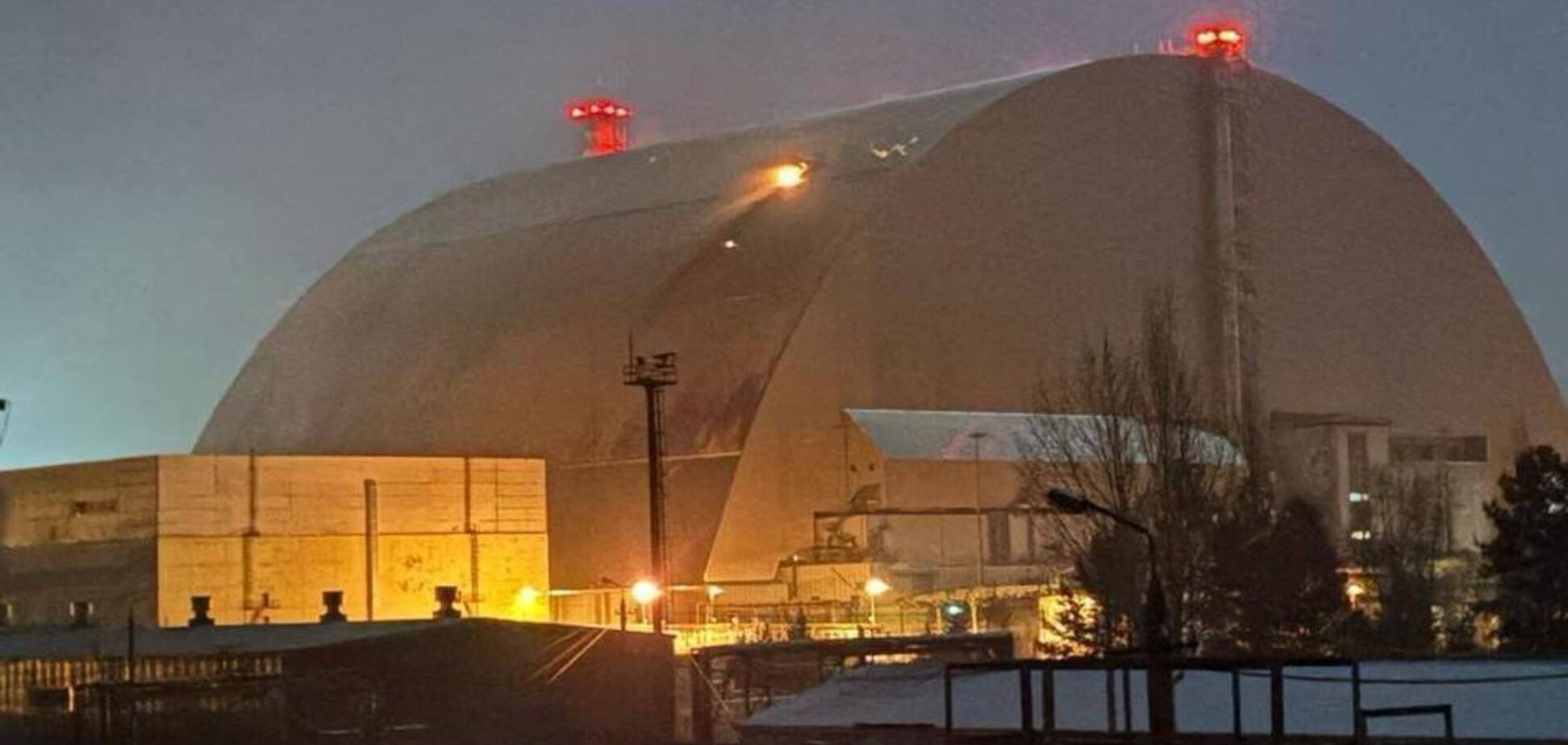 Виявлено три осередки тління: з'явилися нові дані про ситуацію на ЧАЕС після російської атаки. Фото і відео
