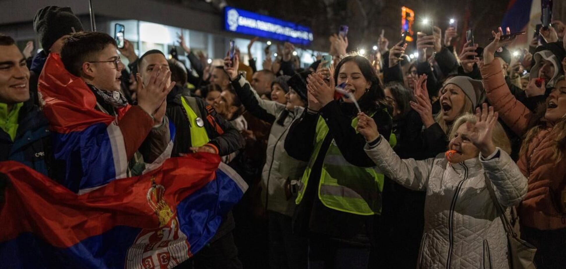 Найбільша загроза для режиму Вучича за 10 років: у Сербії тисячі людей вийшли на мітинг проти корупції. Відео