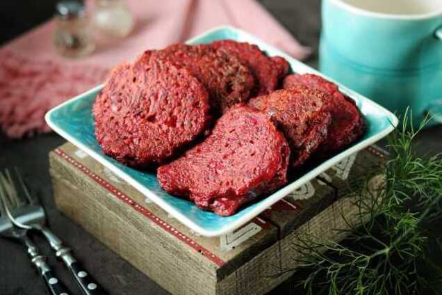 Вкусные свекольные оладьи для детей: в таком виде овощи точно понравятся малышам