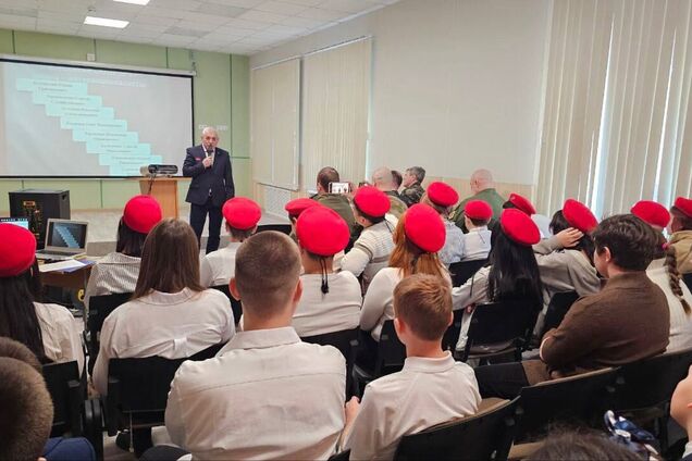 Оккупанты устроили украинским детям на Херсонщине промывку мозгов в день 'афганцев'. Фото