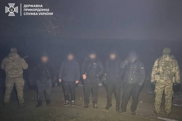 Найдорожча фотосесія у їхньому житті: прикордонники упіймали ухилянтів, які намагалися незаконно перейти кордон із Молдовою. Фото