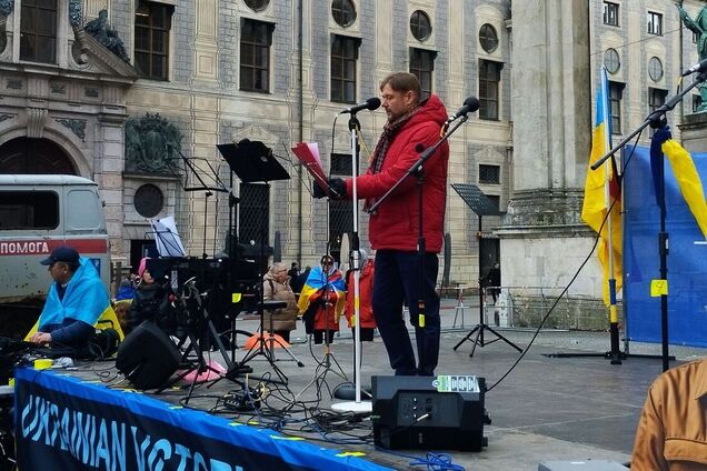 Втратив дружину і трьох доньок: на мітингу в Мюнхені виступив Ярослав Базилевич, родину якого вбила російська ракета. Відео