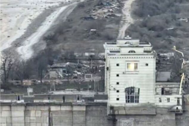 Точно в ціль: у ВМС показали ювелірне знищення спостережного пункту ворога на лівому березі Дніпра. Відео