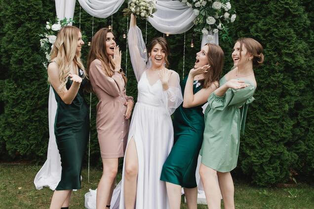 Что надеть, если вас пригласили на свадьбу: подборка идеальных образов