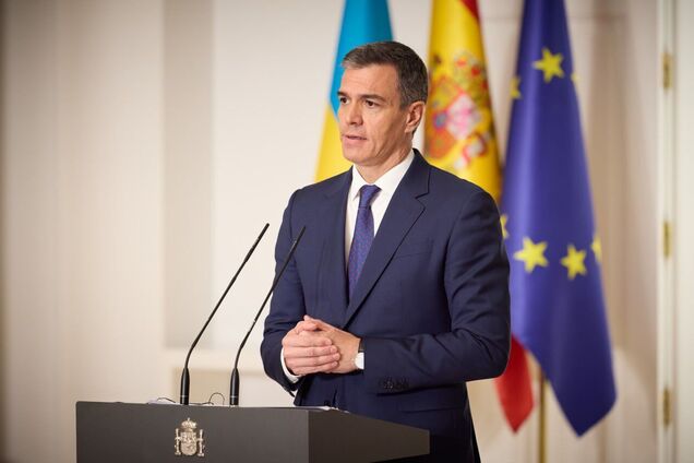 Санчес во время брифинга