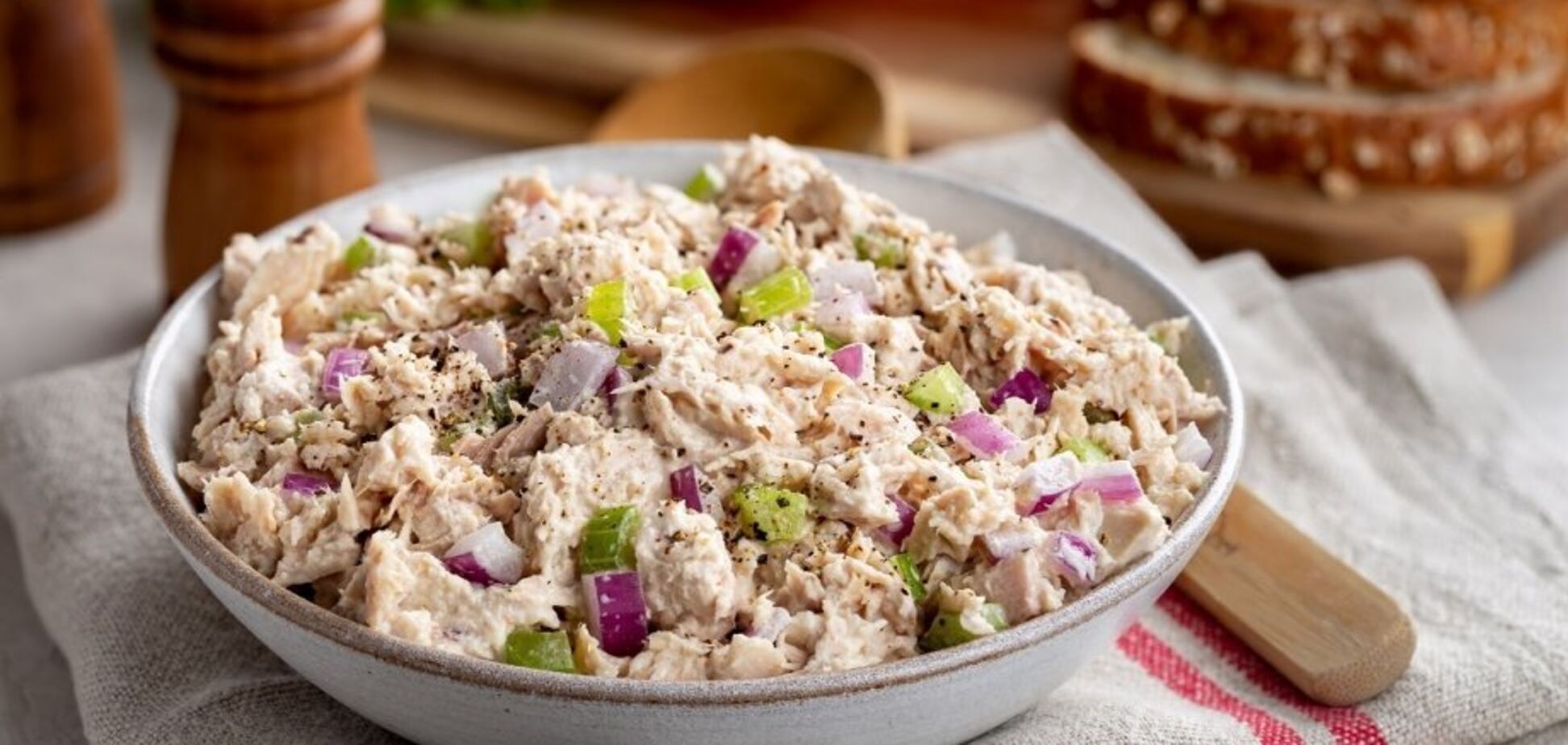 Вкусный праздничный салат с тунцом и гранатом: рецепт блюда с интересным сочетанием