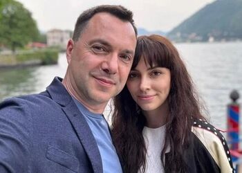 Дружина Арестовича подала на розлучення: подружжя прожило у шлюбі майже 10 років