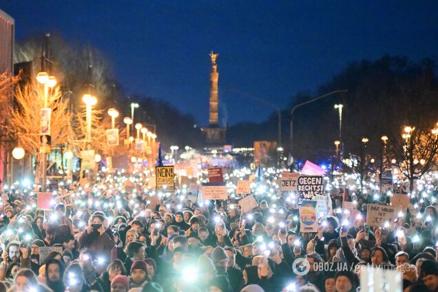 В Берлине много людей вышло на демонстрацию против сотрудничества с ультраправыми. Фото
