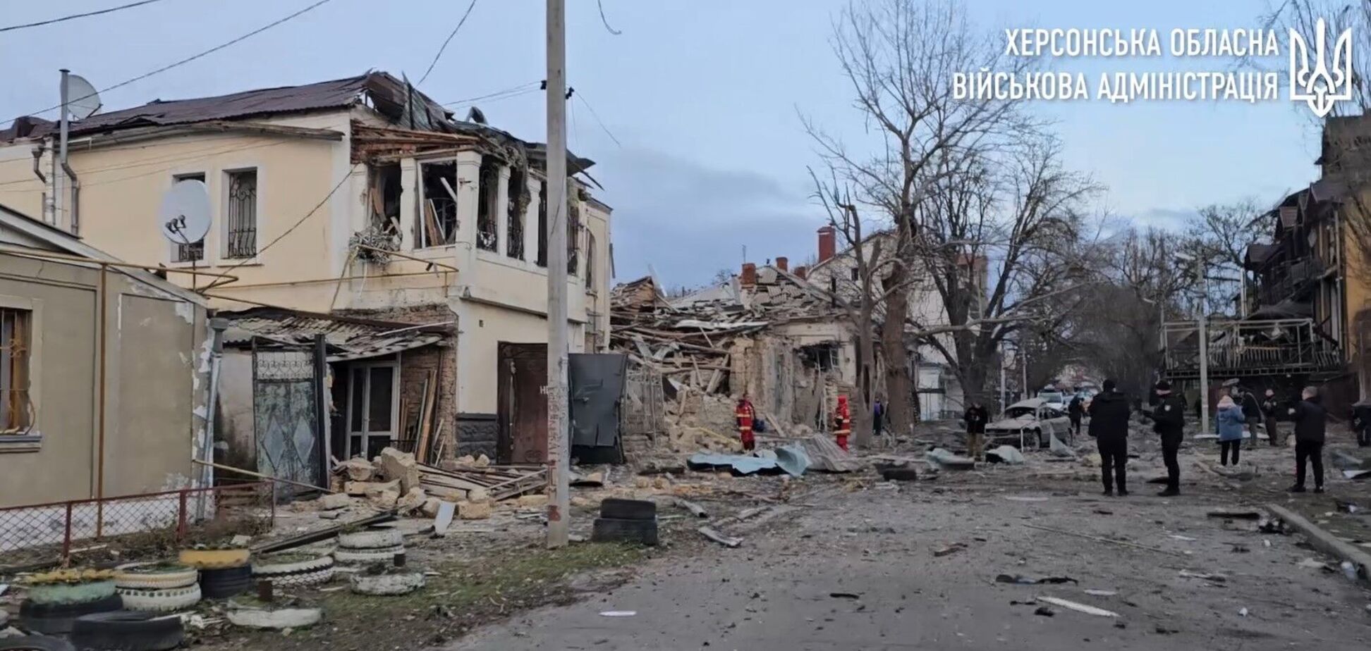 Херсон содрогнулся от мощных авиаударов: трех человек достали из-под завалов. Видео