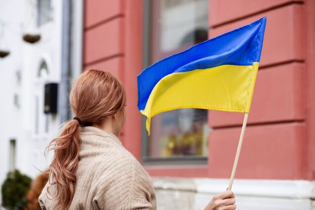 Иллюстрация - украинка с флагом