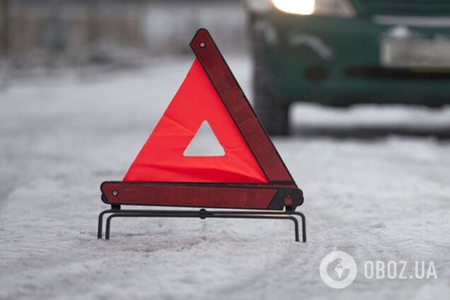 У Києві сталась аварія за участі чотирьох авто: постраждалого вирізали з машини. Подробиці та фото