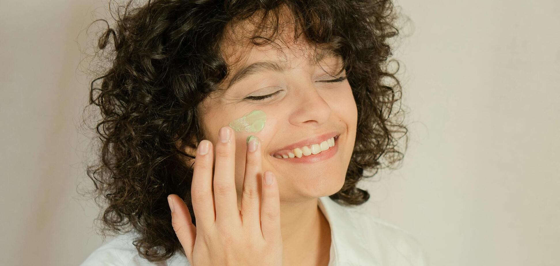 Ніколи так не робіть: три шкідливі звички, які 'вбʼють' шкіру та зіпсують макіяж