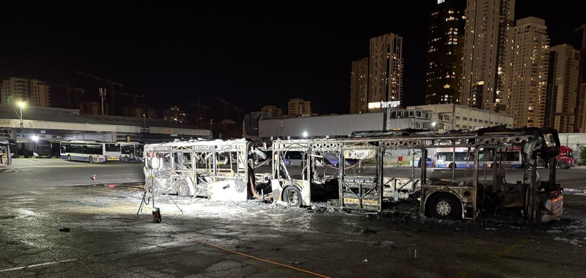 В Израиле взорвалось сразу несколько автобусов: полиция подозревает теракт. Фото и видео