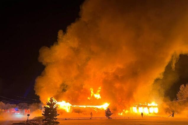В Калужской области РФ мощно пылает завод по производству пластика. Видео