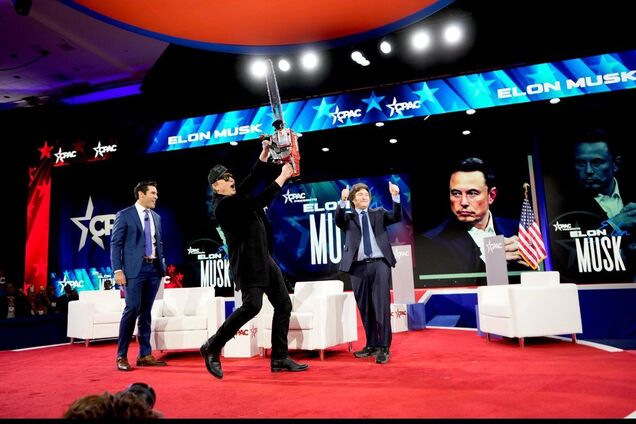 Президент Аргентини Мілей подарував Маску бензопилу, зробивши цікавий натяк