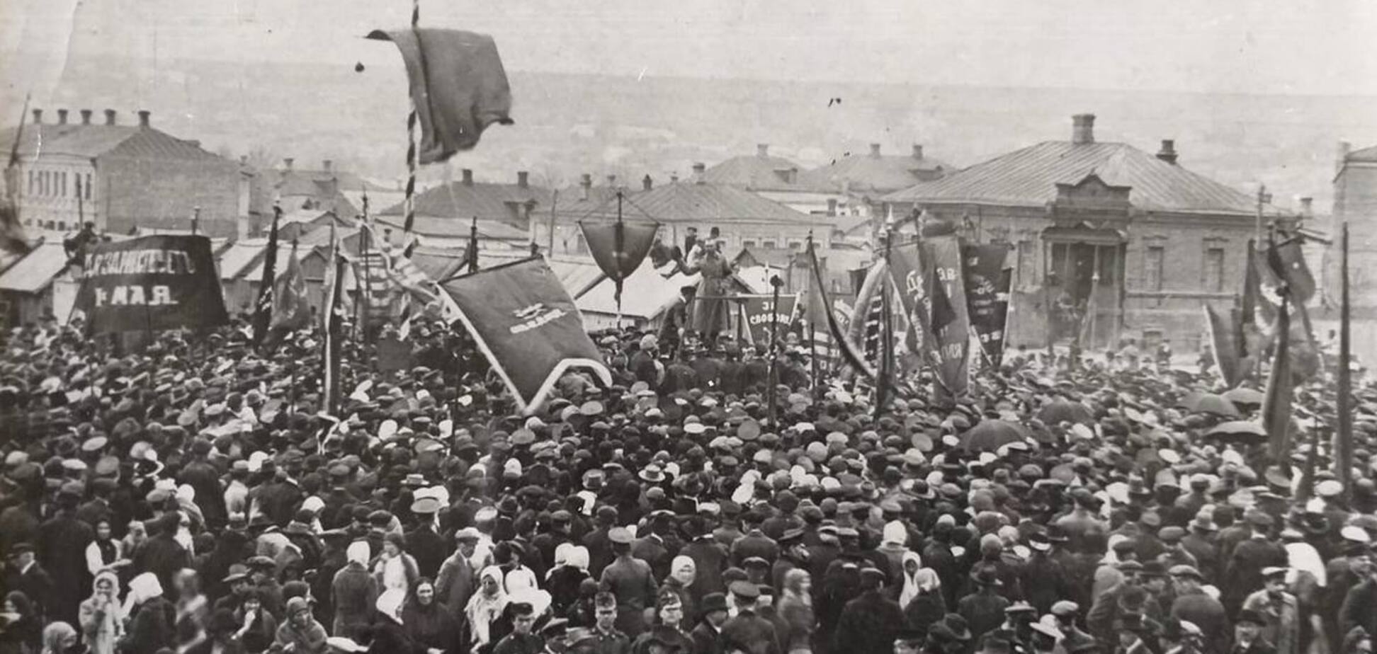Таким было массовое собрание: в сети показали Каменское в 1917 году. Фото