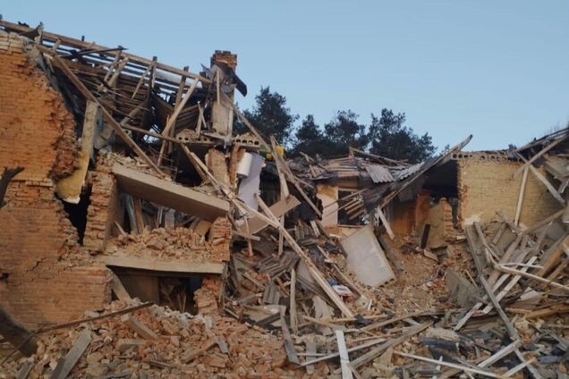 Оккупанты ударили по жилому сектору Сумщины: вспыхнул пожар, пострадал человек. Фото и видео