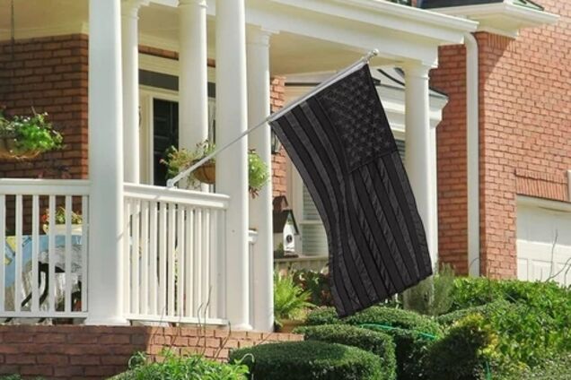 Американцы массово вывешивают над домами черные флаги: что это значит и при чем здесь Трамп. Фото и видео