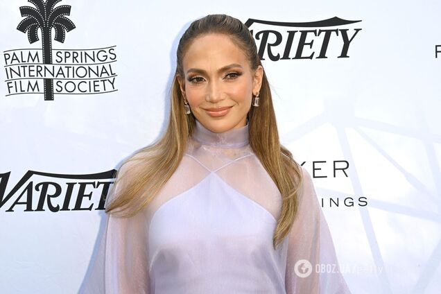 Дженніфер Лопес на сцені довелося рятуватися від великого цвіркуна: 'епічна' реакція співачки підкорила мережу. Відео