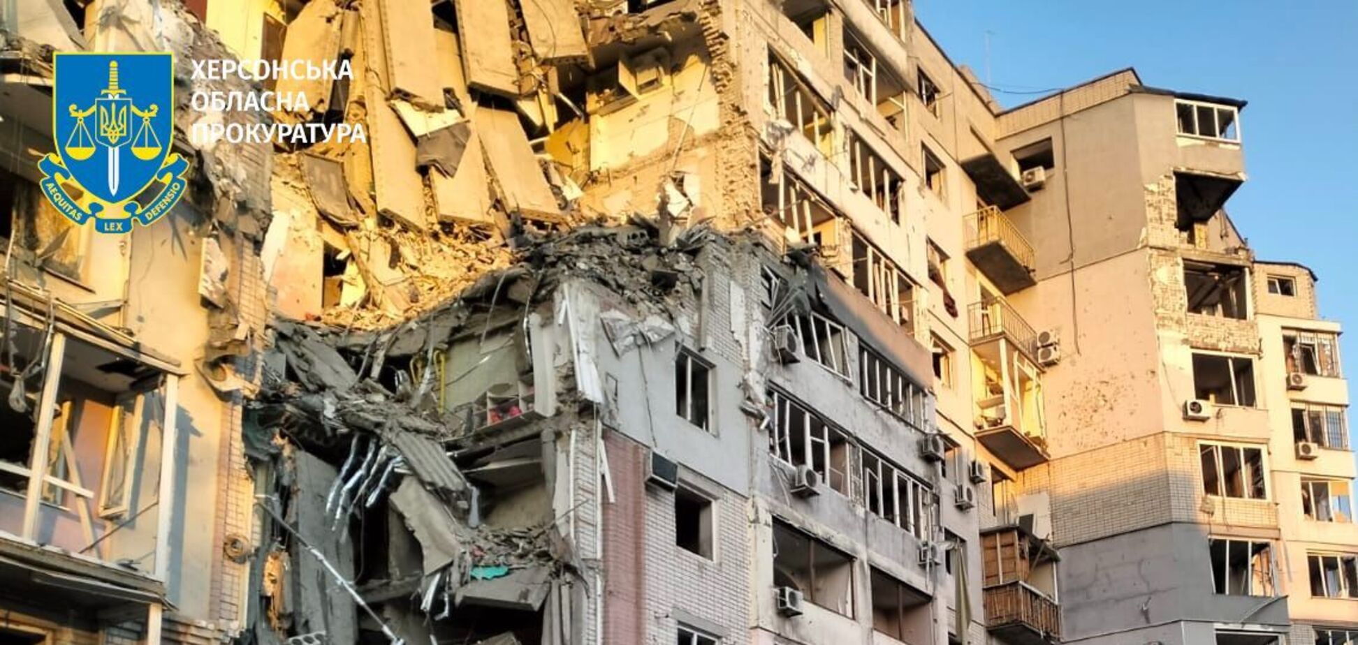 'Мы выстоим!' Спасатели показали щемящее фото с места удара армии России по дому в Херсоне