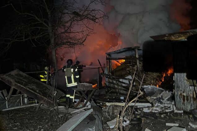 Горели дома и авто: в ГСЧС показали последствия ночной атаки дронов РФ на Киевщину. Фото