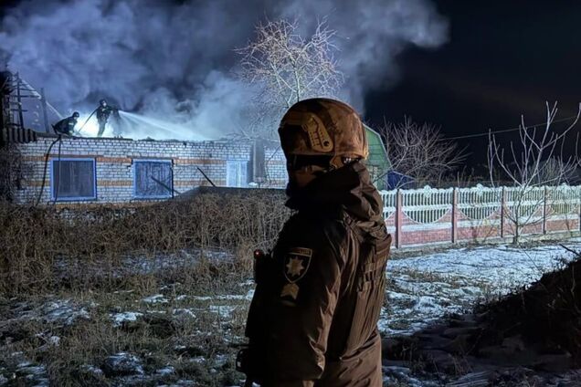 Ночью в Киеве патрульные спасали людей под звук повторной атаки РФ. Видео