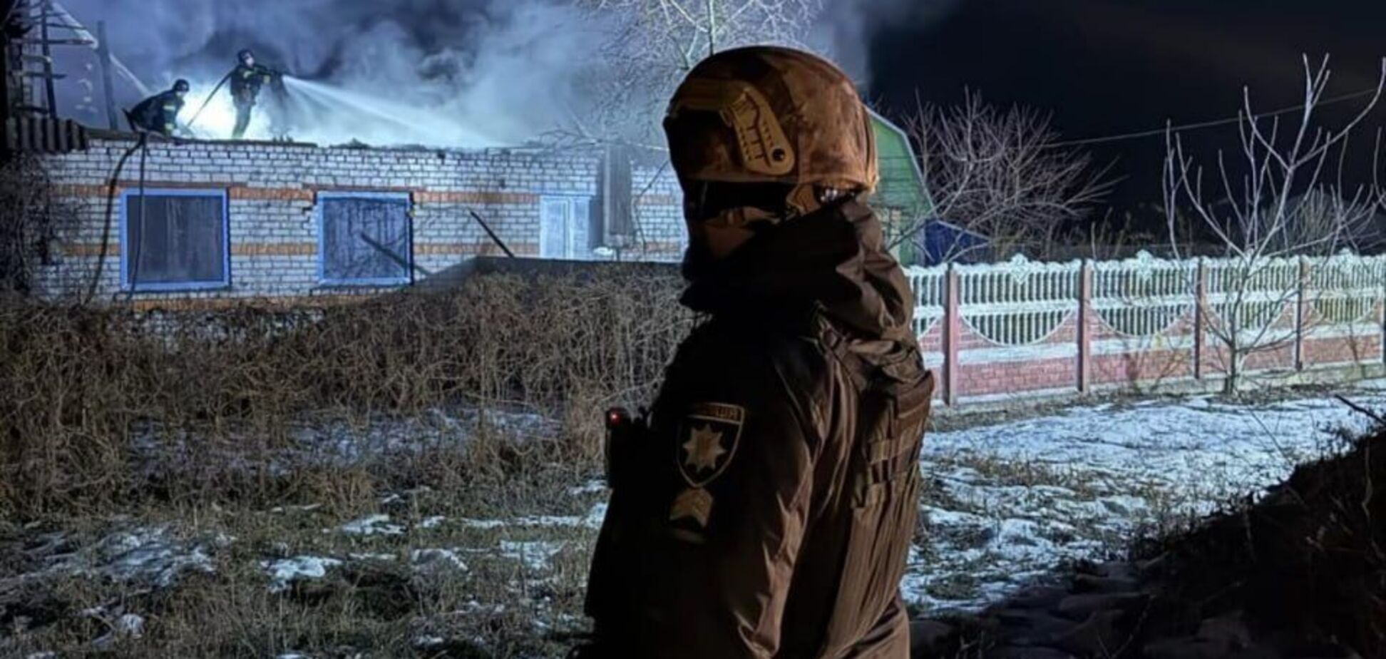 Ночью в Киеве патрульные спасали людей под звук повторной атаки РФ. Видео