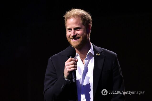 Який вигляд має новий браслет принца Гаррі із символічним написом українською мовою. Фото