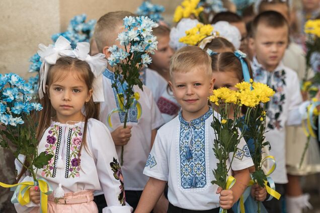 Не запитуйте в дітей, де мама або тато. Психологиня дала поради педагогам щодо організації шкільних свят в Україні