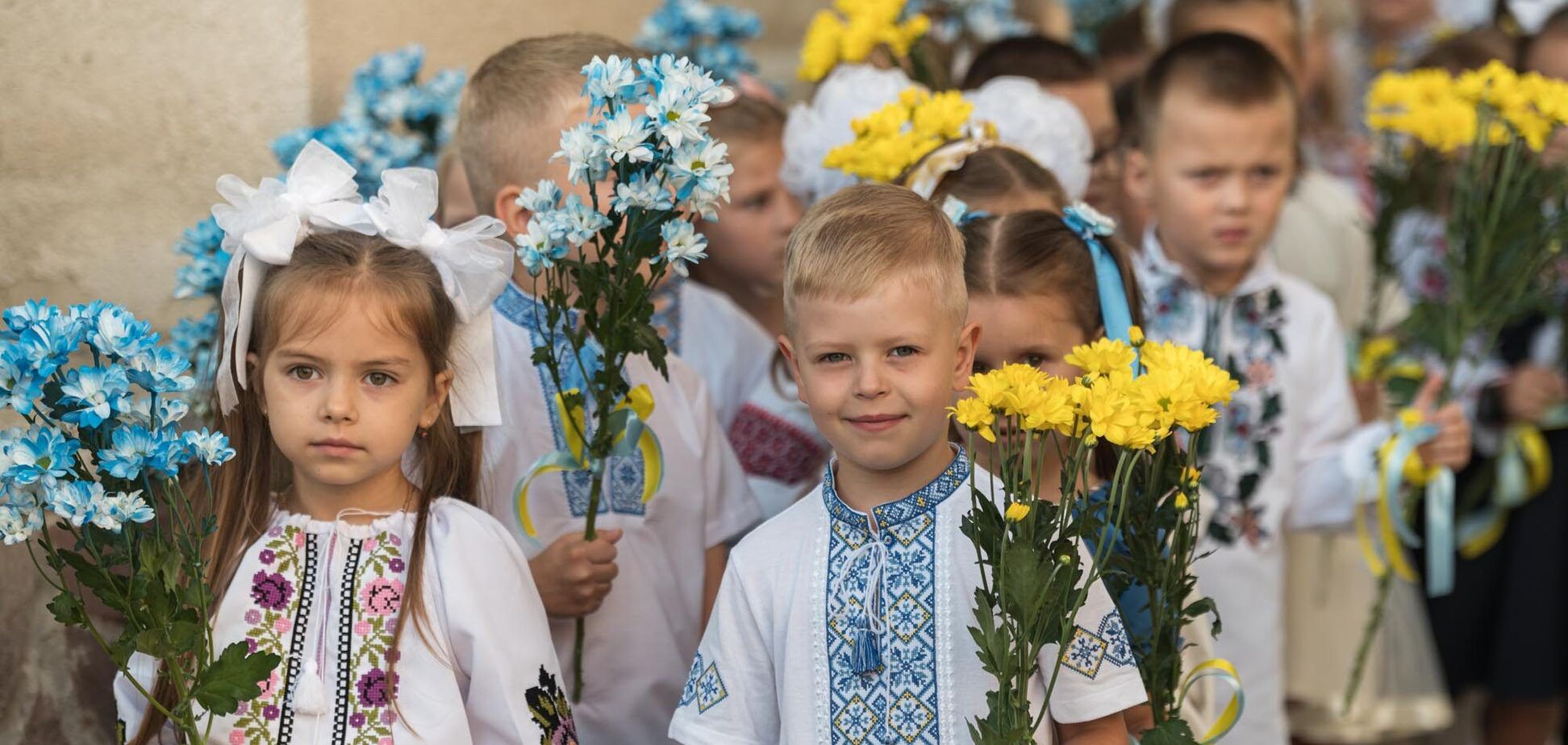 Не спрашивайте детей, где мама или папа. Психолог дала советы педагогам по организации школьных праздников в Украине
