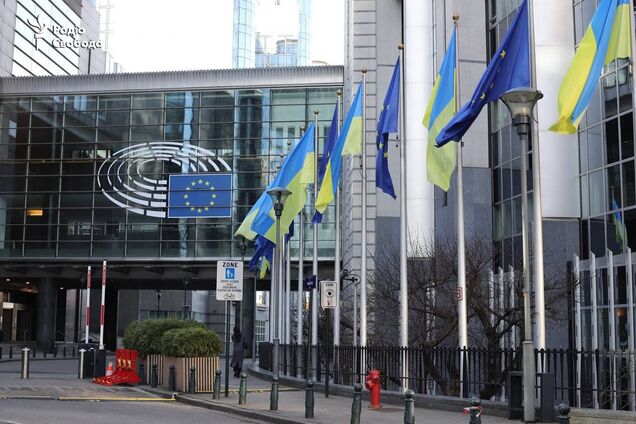 В Брюсселе перед зданием Европарламента подняли флаги Украины. Видео
