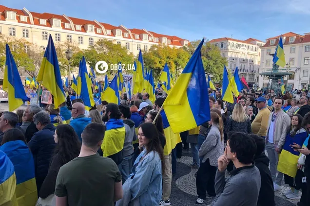 С сине-желтыми флагами и патриотическими лозунгами: в Лиссабоне устроили акцию в поддержку Украины к третьей годовщине полномасштабной войны