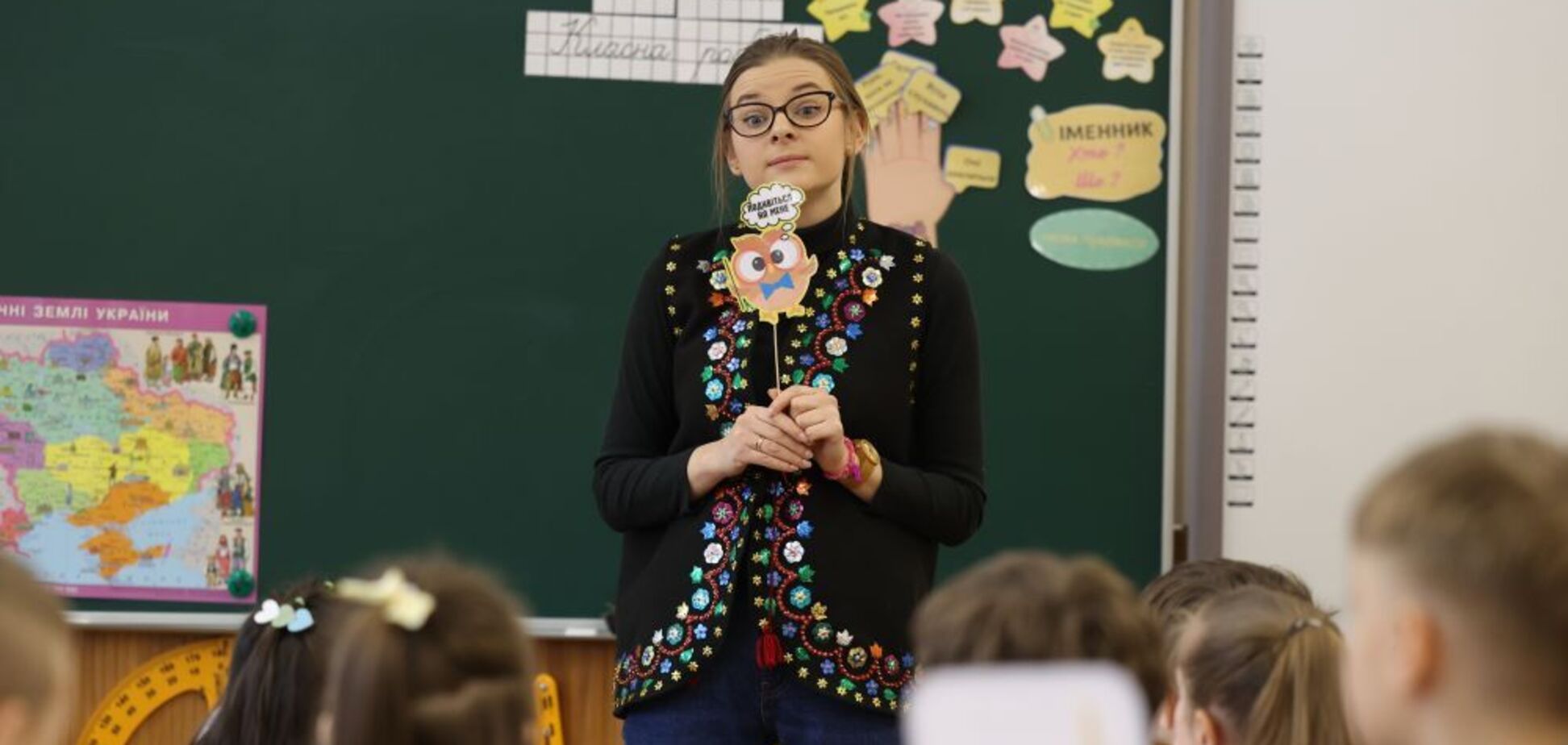 Пьет с родителями чай, а дети ходят в пижамах: лучшая учительница Львова поделилась лайфхаками для обучения