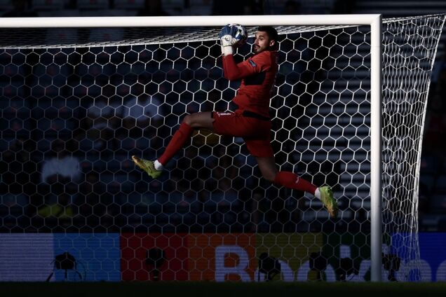 Голкиперу сборной Украины устроили подставу в новом клубе