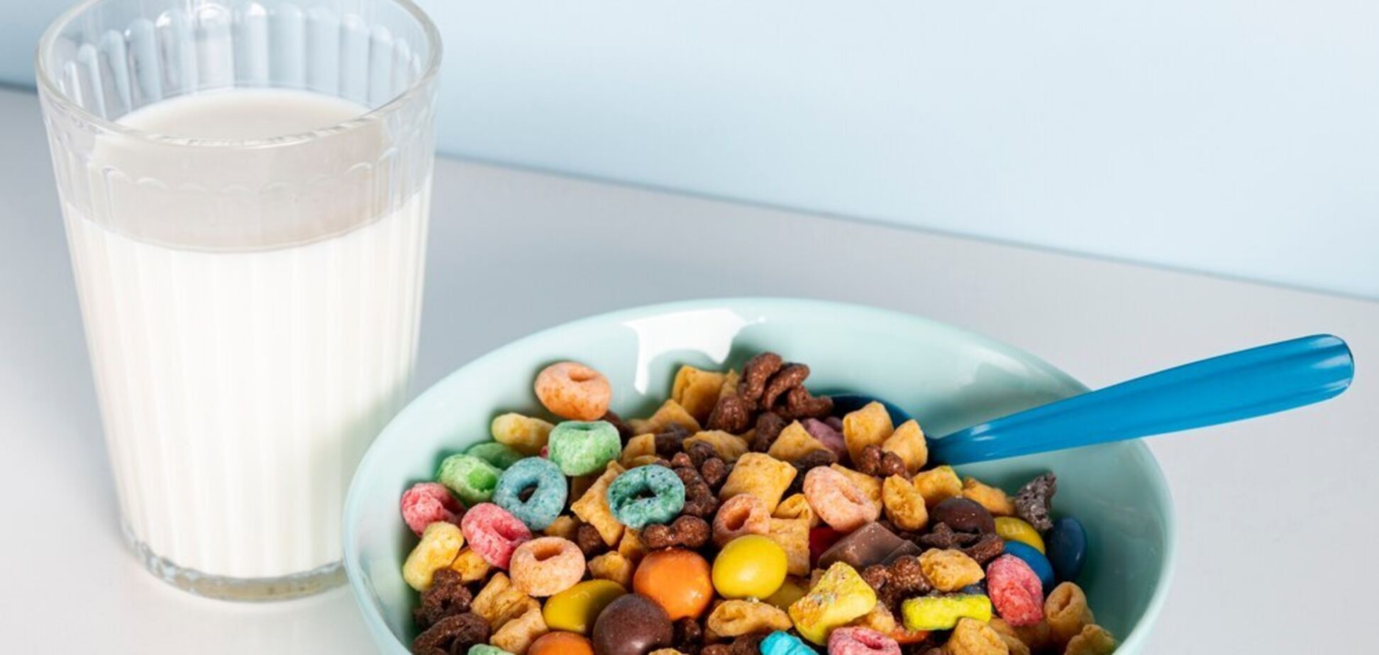 Пластівці на сніданок: чому не варто починати день з рафінованих вуглеводів