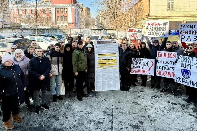 Правозащитники, волонтеры и ветераны призвали СНБО снять санкции с Порошенко