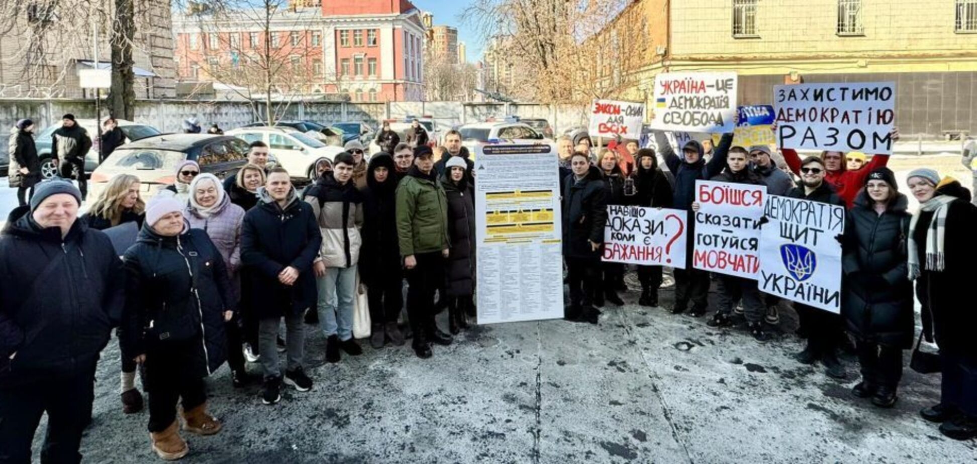 Правозахисники, волонтери та ветерани закликали РНБО зняти санкції з Порошенка