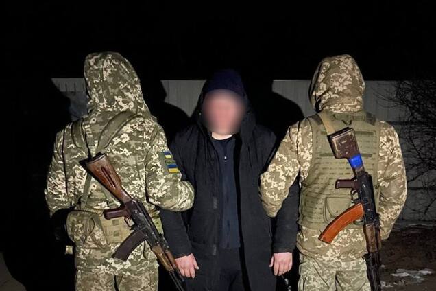 Двое суток бродил среди минных полей и болот: пограничники задержали нарушителя северной границы. Фото