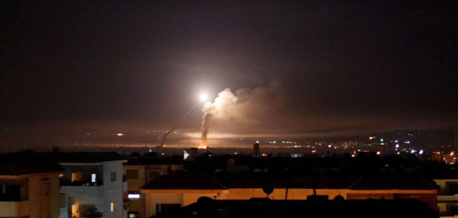 Ізраїль завдав масованого ракетного удару по півдню Сирії: під прицілом були військові командні центри і склади зі зброєю. Фото і відео