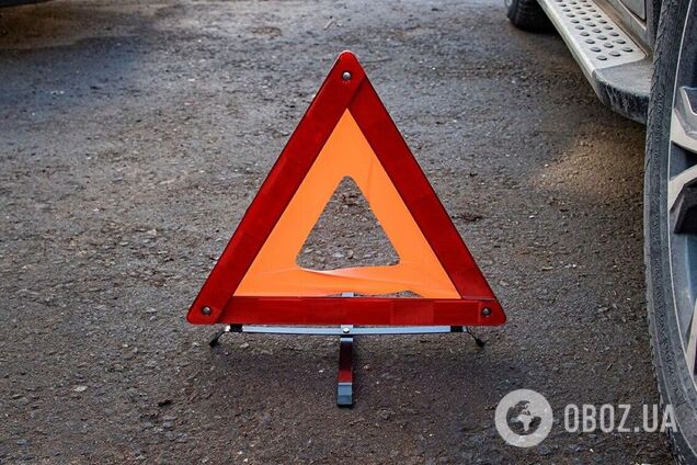 У Києві у маршрутки на в’їзді на міст Патона відвалилось колесо: утворився затор. Фото