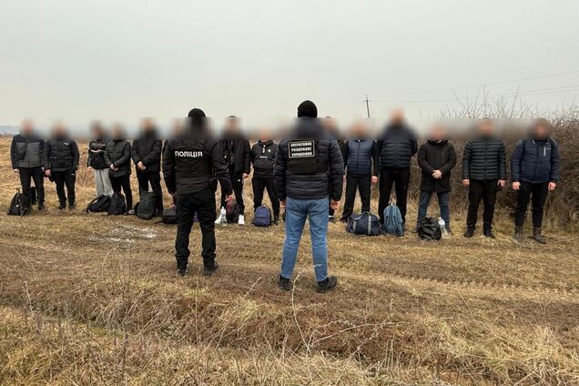 Намагалися незаконно виїхати в Угорщину: прикордонники затримали мікроавтобус з 16 пасажирами. Відео