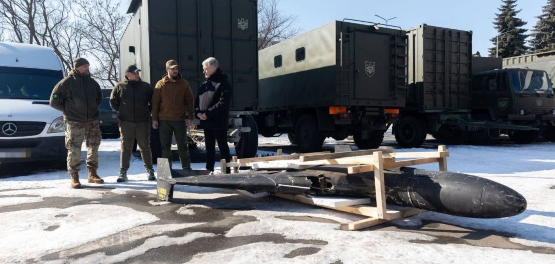 Этот 'Шахед' летел на Киев: Порошенко получил в подарок от зенитчиков, которым привозил дроны, сбитую 'добычу'