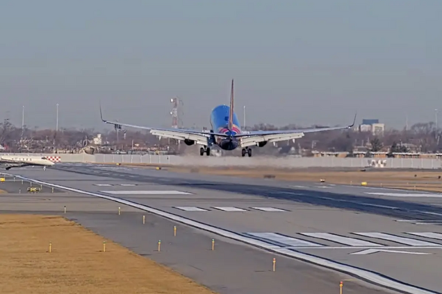 У Чикаго ледь не зіткнулися авіалайнер з бізнес-джетом: момент потрапив на відео