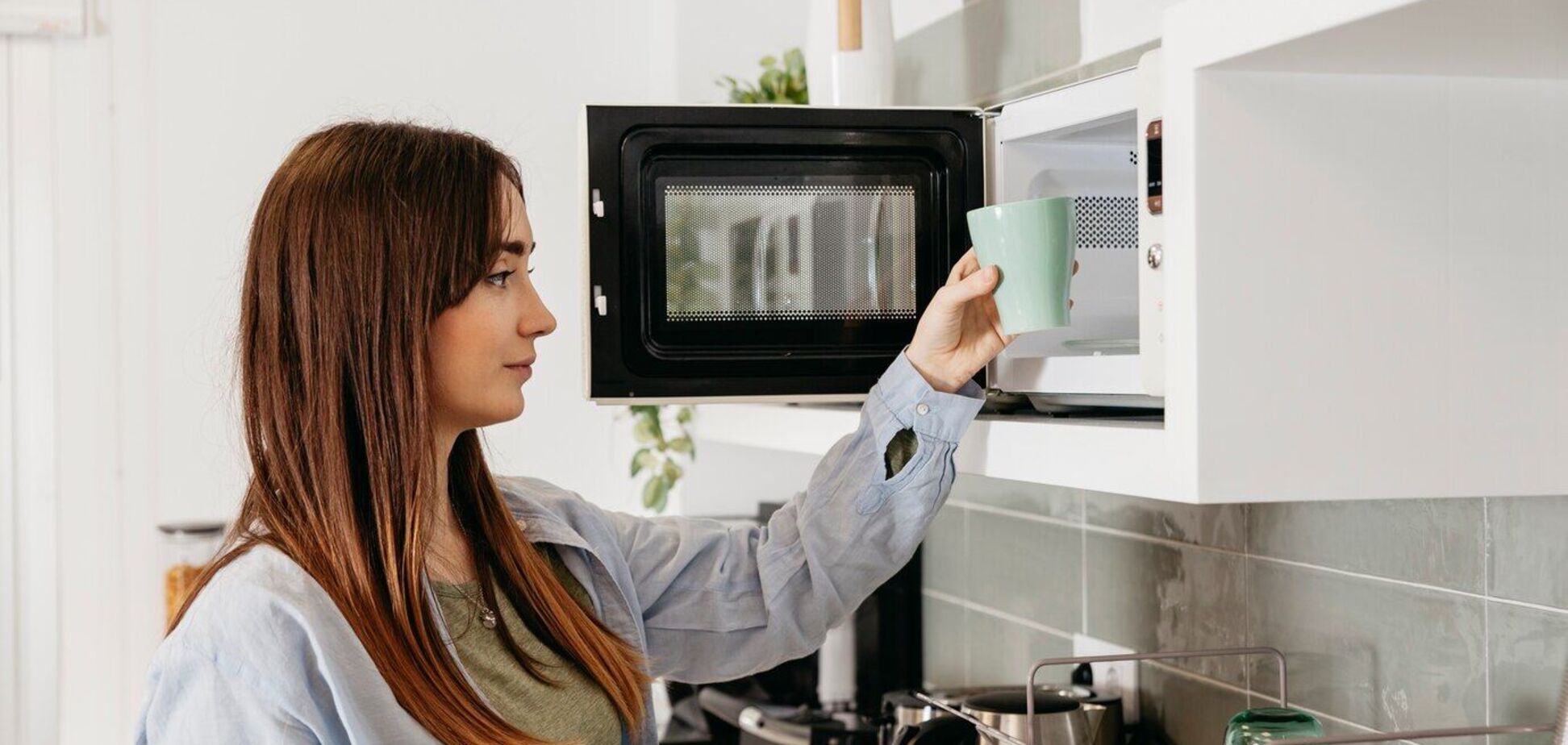 Ніколи так не робіть! Названо фатальну помилку з розігріванням їжі у мікрохвильовці