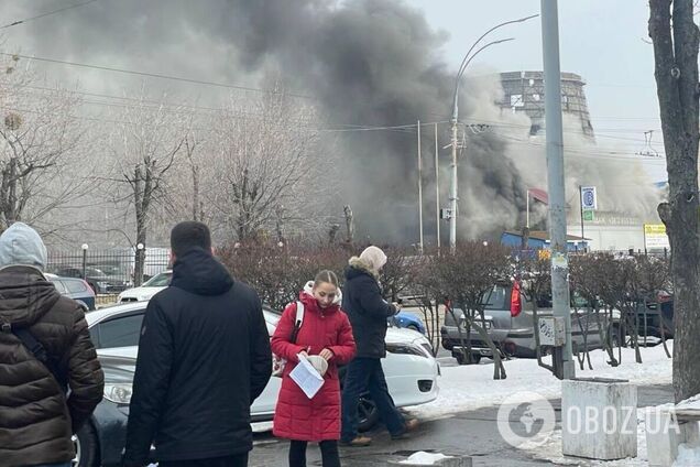 В Киеве случился масштабный пожар на СТО: столб черного дыма видели в соседних районах. Подробности, фото и видео