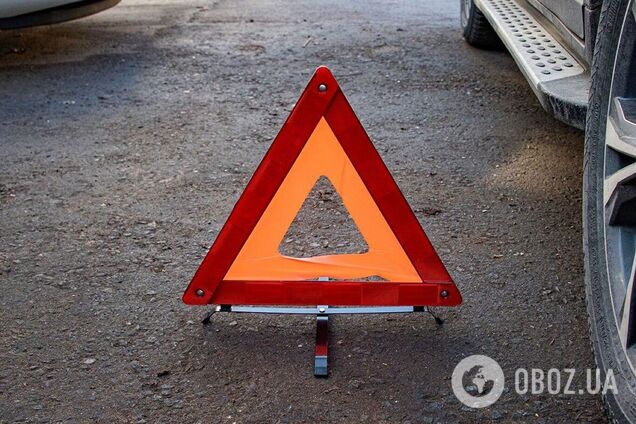 В Киеве пьяный водитель протаранил светофор, а затем металлическое ограждение: у машины оторвало колесо. Фото