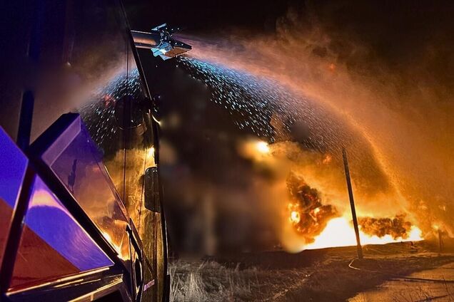 Оккупанты ночью атаковали Киевщину: в результате падения обломков БПЛА возник пожар на промышленном объекте. Фото