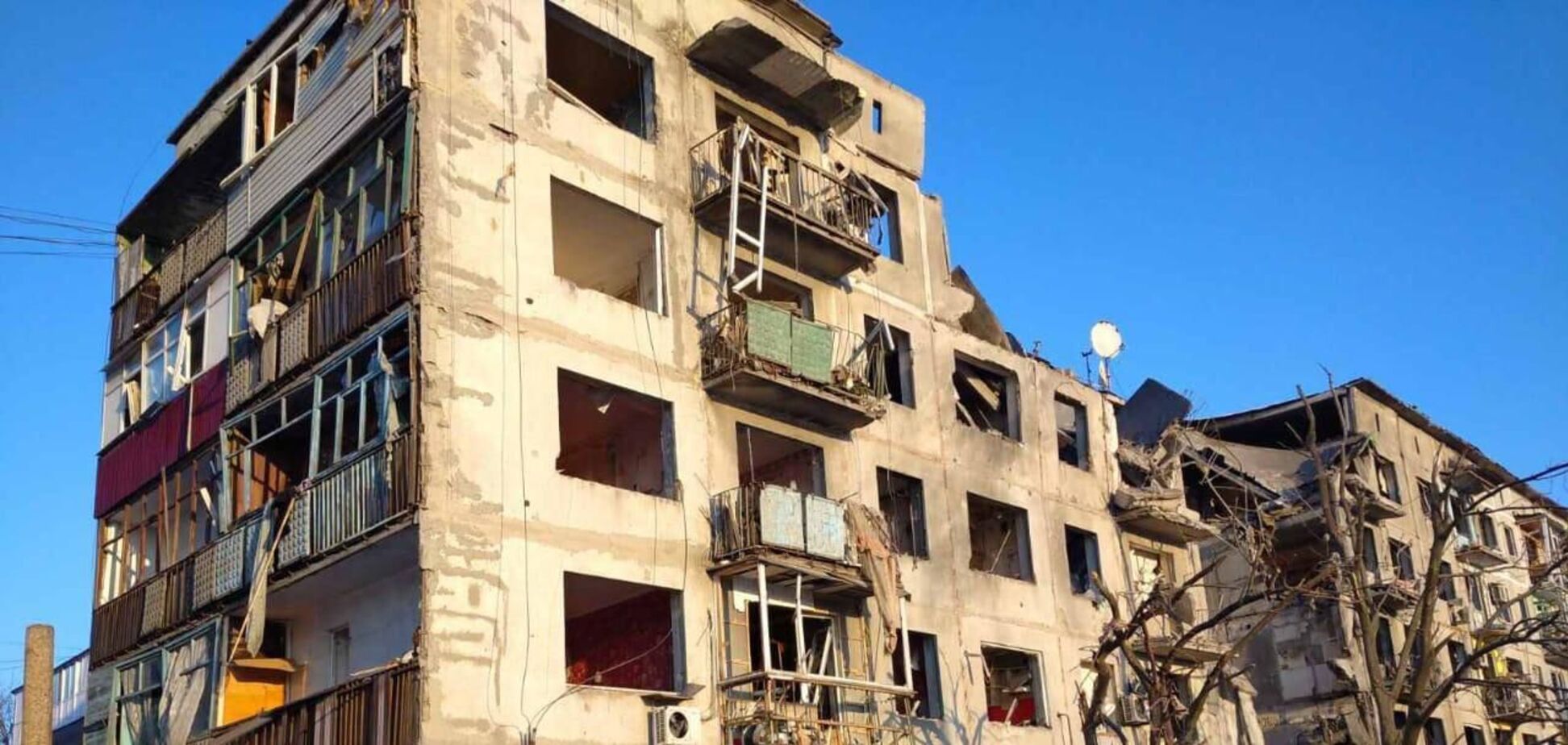 Под огнем оказались жилые дома: в полиции показали первые минуты после вечернего удара врага по Константиновке. Видео