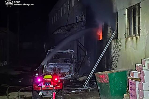 Оккупанты ночью атаковали Николаев: на территории предприятия произошел пожар. Фото